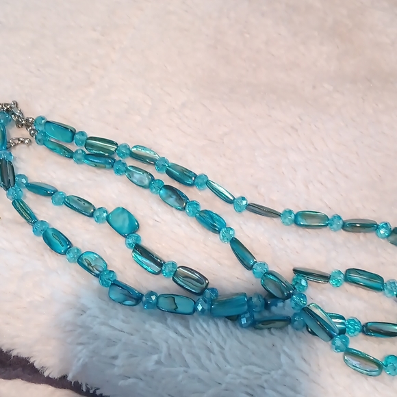 Gorgeous turquoise blue shells and turquoise crystals necklace - Picture 3 of 3